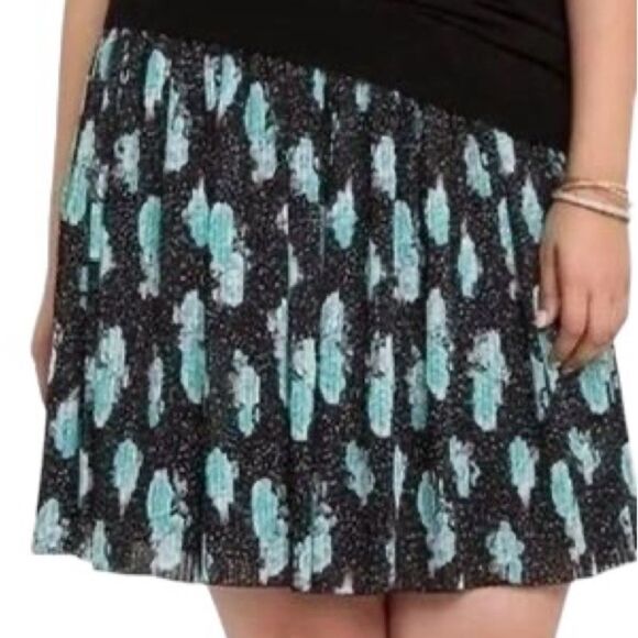 Torrid Floral Pleated Chiffon Skirt Black Aqua Roses Polka Dots Women's size 4x - Picture 1 of 12